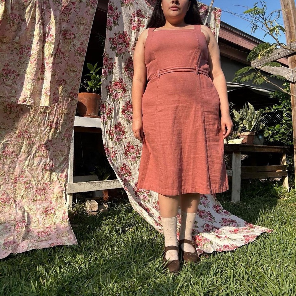 Muted pink linen pinafore dress - Picture 8 of 8